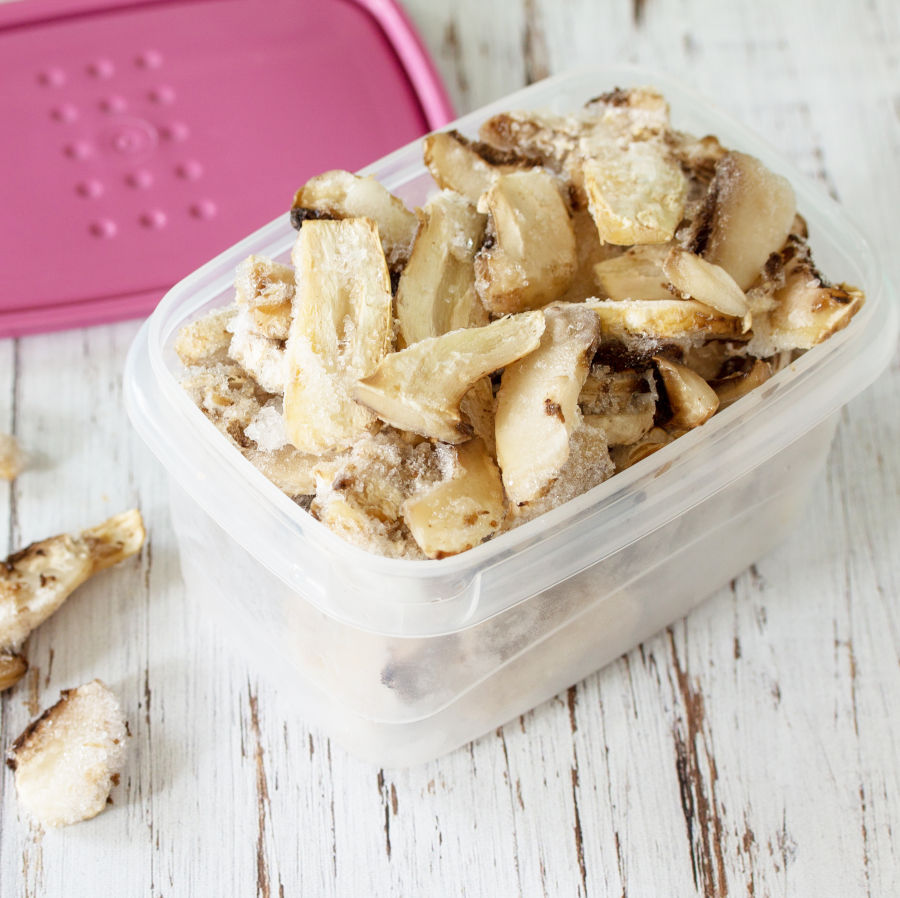 Pilze im Kühlschrank aufbewahren ist keine Kunst, wenn du es richtig machst. Egal, ob du sie in der Natur gesammelt oder im Supermarkt gekauft hast